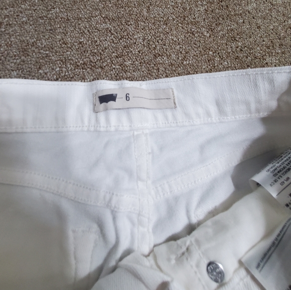 LEVI'S capris. - Picture 2 of 3